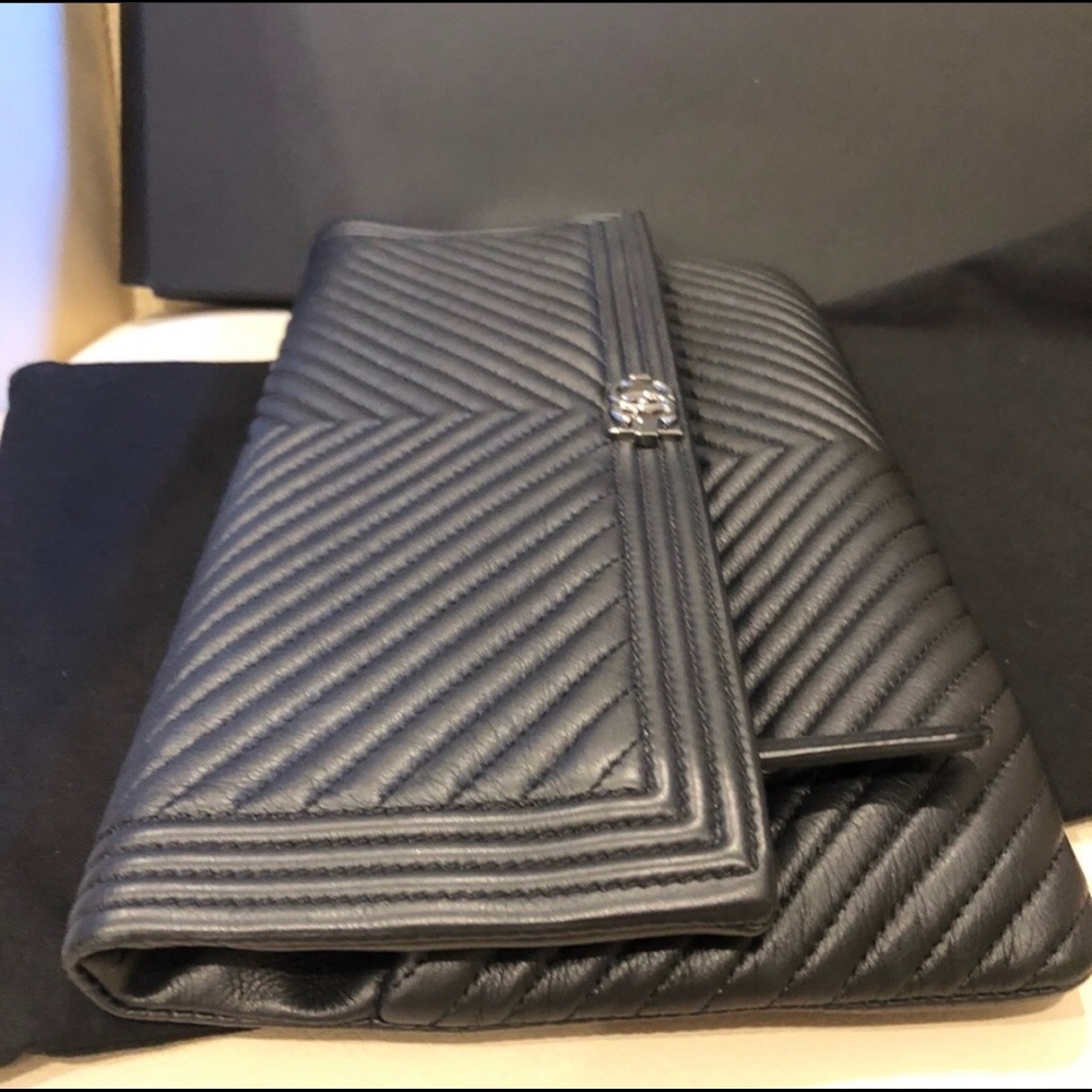 โช๏ธSOLDโช๏ธCHANEL Foldover Clutch - Picture 3 of 8